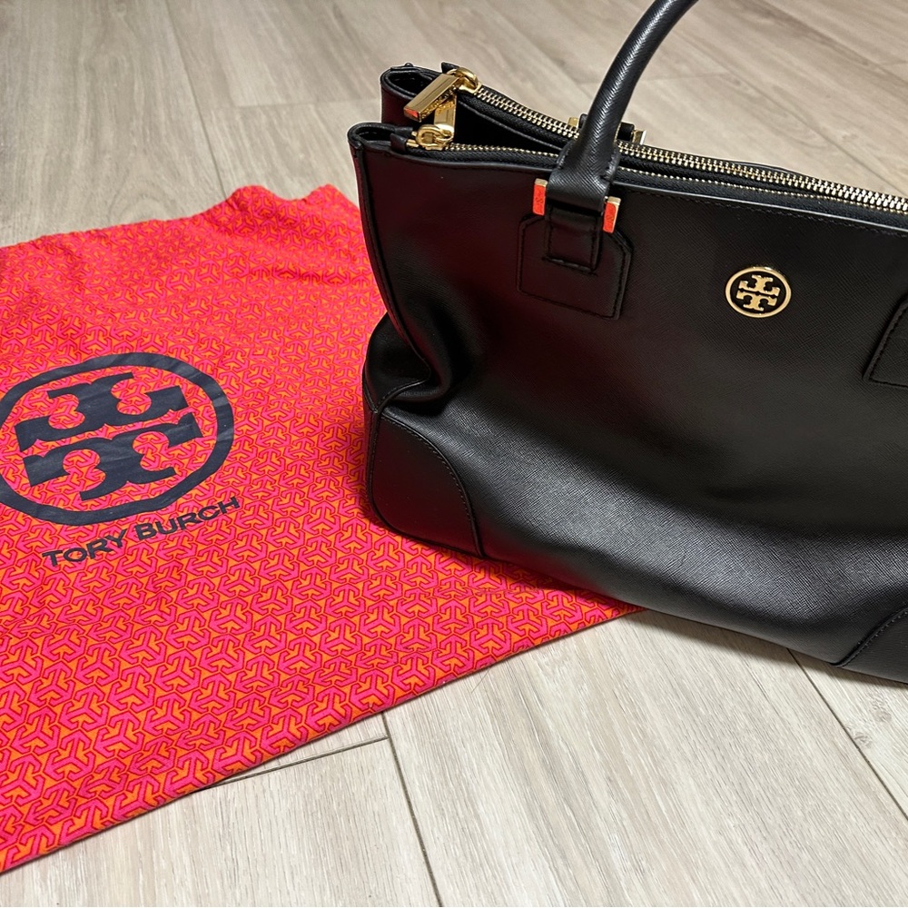 Tory Burch tote bag — gently used. Excellent condition!!